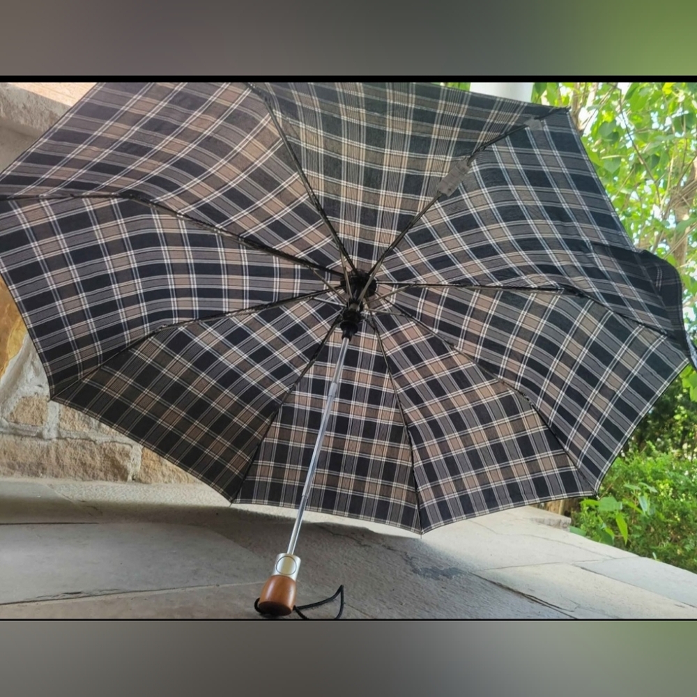 Y2K Totes Classic Plaid Umbrella with Wooden Handle. Like New.